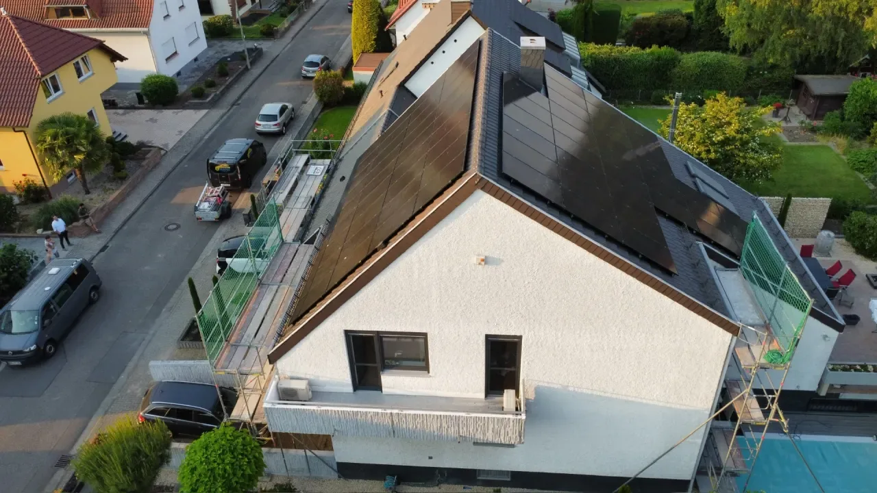 Dach mit Solarmodulen und Gerüst während der Umsetzung