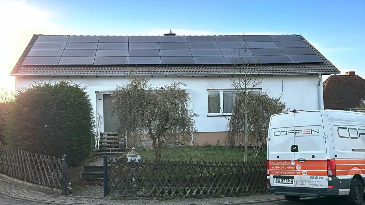 Solaranlage auf einem Haus mit COPPEN-Montagefahrzeug davor