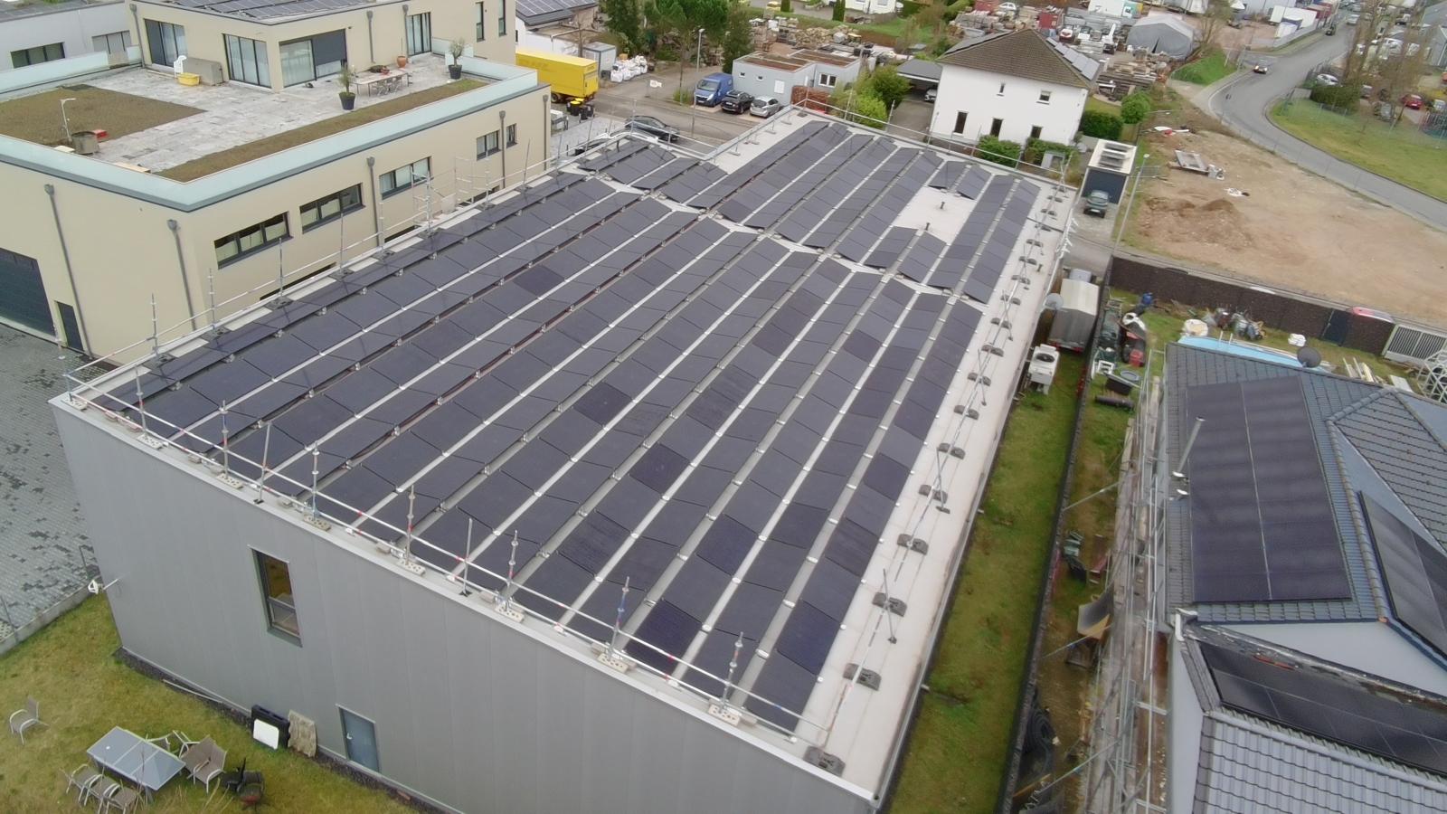 Photovoltaikanlage auf einem Industriedach