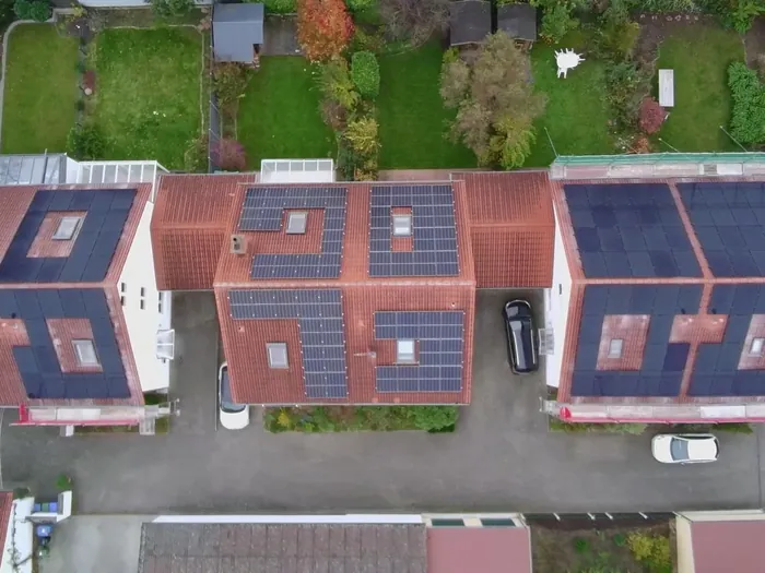 Luftaufnahme mehrerer Reihenhäuser mit Photovoltaik